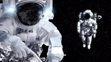 Astronot uzay yürüyüşü yaparken uzay uçuşları görevinde çalışıyor.
