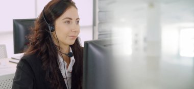 Ofiste çalışan, kulaklık takan iş adamları daha geniş görüşlü.