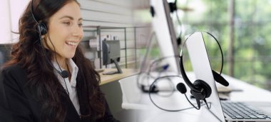 Ofiste çalışan, kulaklık takan iş adamları daha geniş görüşlü.