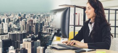 Ofiste çalışan, kulaklık takan iş adamları daha geniş görüşlü.