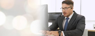 Ofiste çalışan, kulaklık takan iş adamları daha geniş görüşlü.