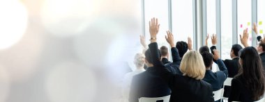 Seminer konferansında toplanan bir grup iş adamı daha geniş görüşlü
