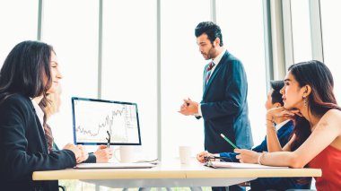 Dahiyane bilgisayar yazılımının borsa veri tablosu analizi