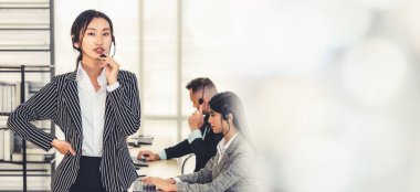 Ofiste çalışan, kulaklık takan iş adamları daha geniş görüşlü.