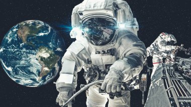 Astronot uzay yürüyüşü yaparken uzay uçuşları görevinde çalışıyor.
