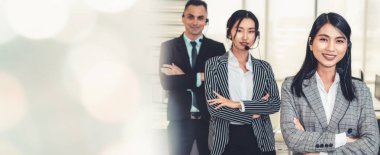 Ofiste çalışan, kulaklık takan iş adamları daha geniş görüşlü.