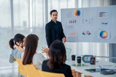 İş adamları daire içinde otururken iş projesini ustaca tartışıyor