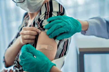 Genç bayan, aşı için yetenekli doktoru hastanede ziyaret ediyor.