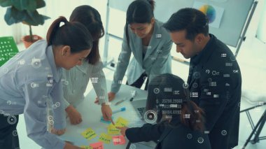 Şirket personeli toplantısındaki iş adamları imrendirici grafikle