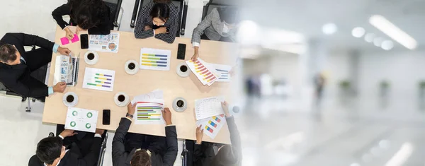 Zakenmensen groep vergadering schot van bovenaf bekijken verbreden uitzicht — Stockfoto