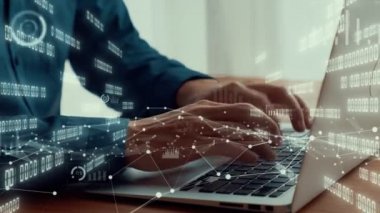 İş adamı iş veri analizini analiz etmek için yetenekli dizüstü bilgisayar kullanır