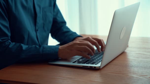 A mão de empresário trabalha no computador portátil capaz na mesa de escritório fecham o tiro — Vídeo de Stock