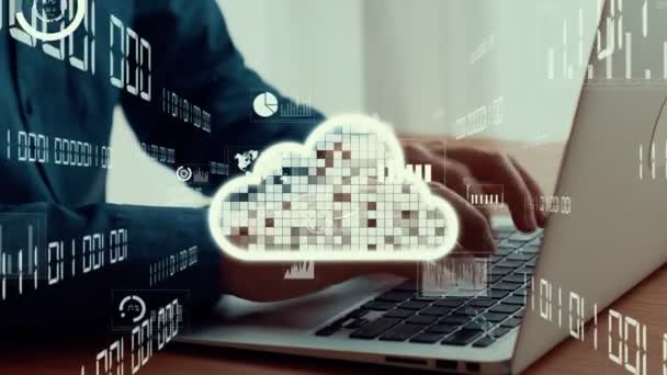 Бизнесмен использует портативный компьютер для подключения к сети облачных вычислений — стоковое видео