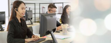 Ofiste çalışan, kulaklık takan iş adamları daha geniş görüşlü.