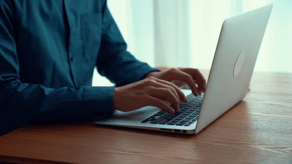 A mão de empresário trabalha no computador portátil capaz na mesa de escritório fecham o tiro — Fotografia de Stock