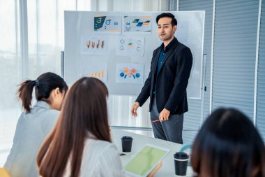 İş adamları daire içinde otururken iş projesini ustaca tartışıyor