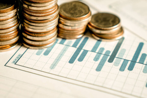 Куча золотых монет стек денег в финансах Казначейства сбережения банковского счета