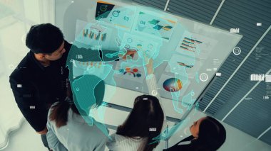 Şirket personeli toplantısındaki iş adamları imrendirici grafikle