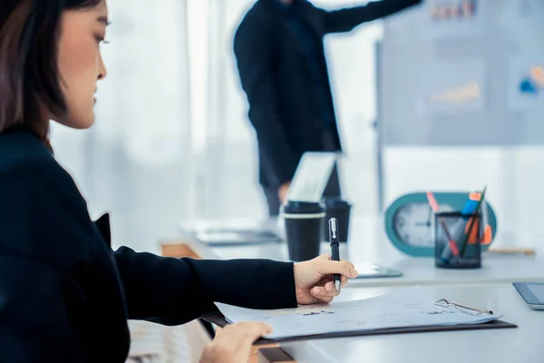 Affärskvinna i affärsmöte skriva papper skickligt på kontor rum . — Stockfoto