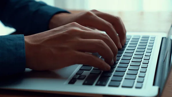 A mão de empresário trabalha no computador portátil capaz na mesa de escritório fecham o tiro — Fotografia de Stock