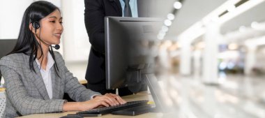 Ofiste çalışan, kulaklık takan iş adamları daha geniş görüşlü.