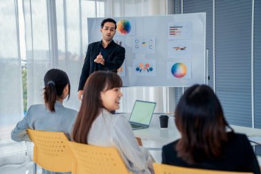 İş adamları daire içinde otururken iş projesini ustaca tartışıyor