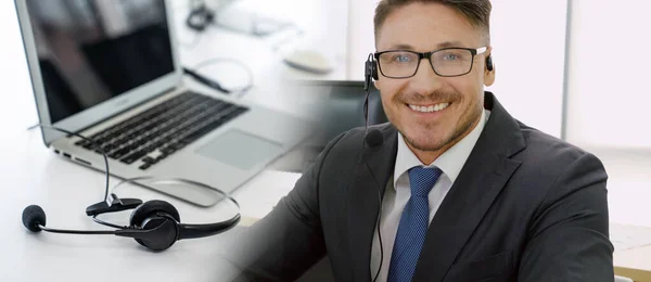 Gente de negocios con auriculares trabajando en la oficina ampliar vista — Foto de Stock