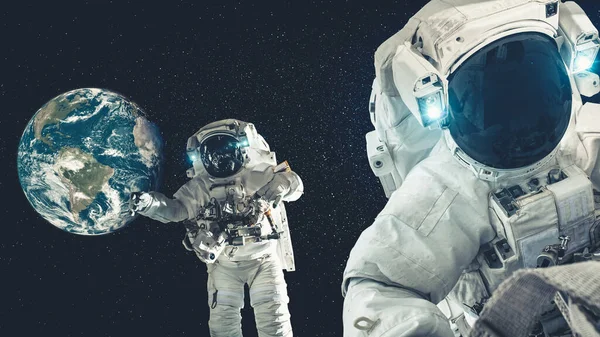 Astronaut rymdman gör rymdpromenad medan du arbetar för rymdfärder uppdrag — Stockfoto