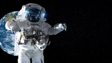 Astronot uzay yürüyüşü yaparken uzay uçuşları görevinde çalışıyor.