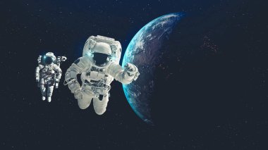 Astronot uzay yürüyüşü yaparken uzay uçuşları görevinde çalışıyor.