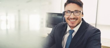 Ofiste çalışan, kulaklık takan iş adamları daha geniş görüşlü.