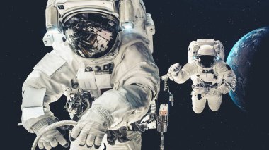 Astronot uzay yürüyüşü yaparken uzay uçuşları görevinde çalışıyor.