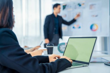 İş kadını ofis odasında bilgisayarı ustalıkla kullanıyor. .