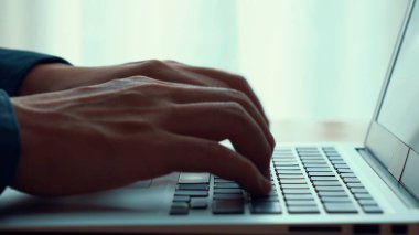 İşadamı ofis masasındaki bilgisayarda çalışıyor. Yakın çekim.