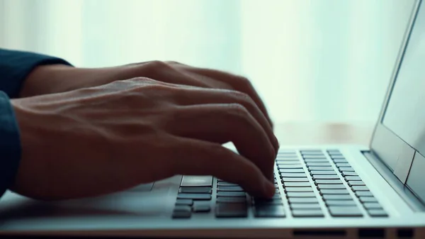 Empresario mano trabaja en la computadora portátil capaz en la mesa de la oficina de cerca disparo — Foto de Stock