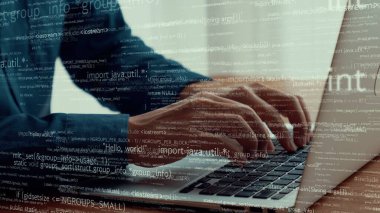 Bilgisayar programcısı programlama kodu geliştirmek için yetenekli dizüstü bilgisayar kullanır