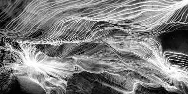 Ağ noktaları ve koyu arkaplanı birbirine bağlayan dijital dokuma çizgilerinin soyut dalgası