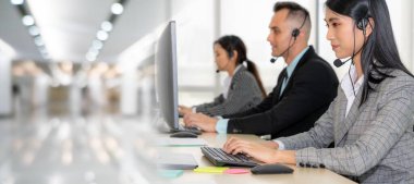 Ofiste çalışan, kulaklık takan iş adamları daha geniş görüşlü.