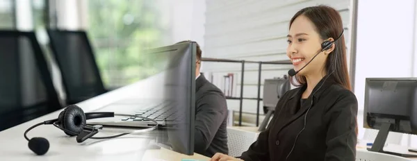 Geschäftsleute mit Headset im Büro erweitern den Blick — Stockfoto