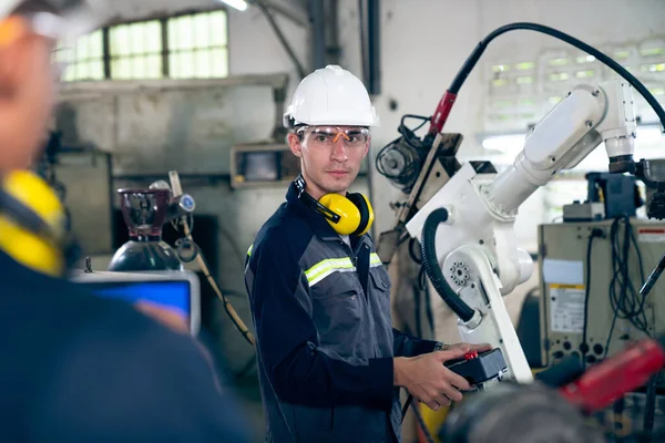 Műhelyben dolgozó, robotkarral dolgozó gyári dolgozók — Stock Fotó