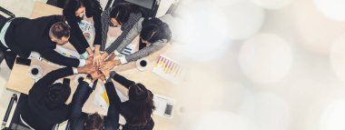 Mutlu iş adamları takım çalışmasını kutluyor. Başarı bakış açısını genişletiyor.