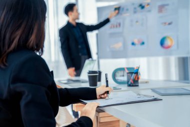 İş kadını toplantı yapıyor. Ofis odasında kağıt yazıyor. .