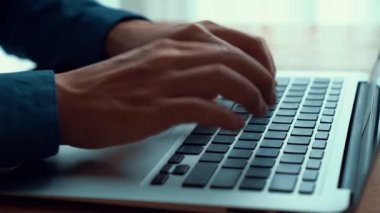 İşadamı ofis masasındaki bilgisayarda çalışıyor. Yakın çekim.