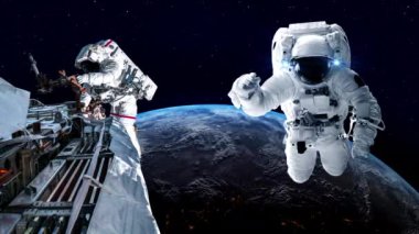 Astronot uzay yürüyüşü yaparken uzay uçuşları görevinde çalışıyor.