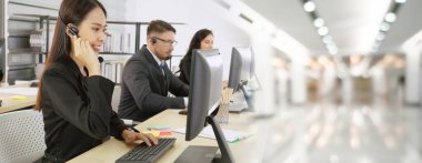 Ofiste çalışan, kulaklık takan iş adamları daha geniş görüşlü.