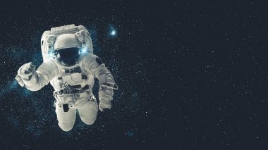 Astronot uzay yürüyüşü yaparken uzay uçuşları görevinde çalışıyor.
