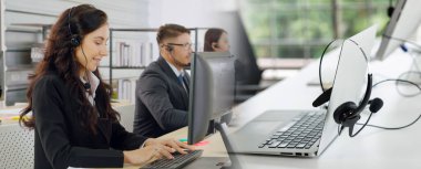 Ofiste çalışan, kulaklık takan iş adamları daha geniş görüşlü.