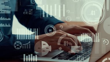 İşadamı iş veri analizini analiz etmek için yetenekli dizüstü bilgisayar kullanıyor