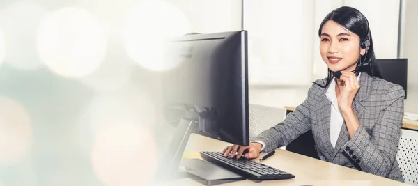 Les gens d'affaires portant un casque travaillant dans le bureau élargissent la vue — Photo