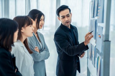 İş adamları daire içinde otururken iş projesini ustaca tartışıyor